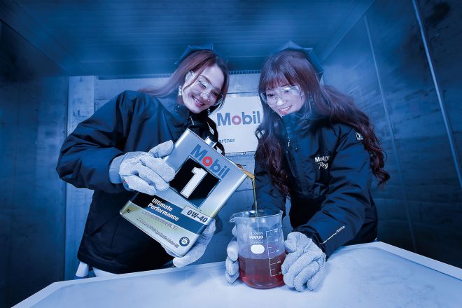 Mobil 1 レースクイーン2019の小林沙弥香さん（左）と佐崎愛里さんもICE WORLDへ。伝説のCMに出てくる「Mobil 1はマイナス40度でもこんなに滑らか」を体験！