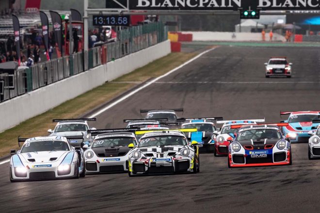 3台のポルシェ935と、12台のポルシェ911 GT2 RSクラブスポーツが参加した『ポルシェモータースポーツ GT2スーパースポーツカー・ウイークエンド』のスタートシーン