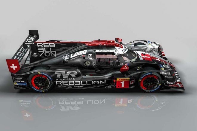 完成形カラーリングは暫定版と同じくアシンメトリーに。左右でベースカラーが異なる。