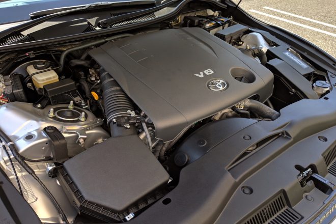 マークX GRスポーツのエンジンは通常モデルと共通で、2.5リッターと3.5リッターのV型6気筒直噴エンジンを搭載。トランスミッションは6速ATのみの設定。