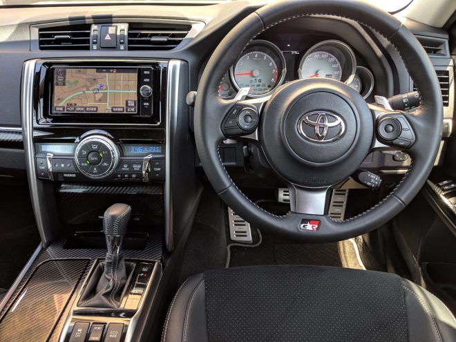 3本スポークの小径ステアリングやホワイトパネルの4眼オプティトロンメーターなど、『GRスポーツ』専用の装備を身につけて、スポーティ度が高い。フロントコンソールやセンターコンソール部分にはカーボン調パネルがあしらわれている。シートも専用形状で、体をしっかりとサポートしてくれる。