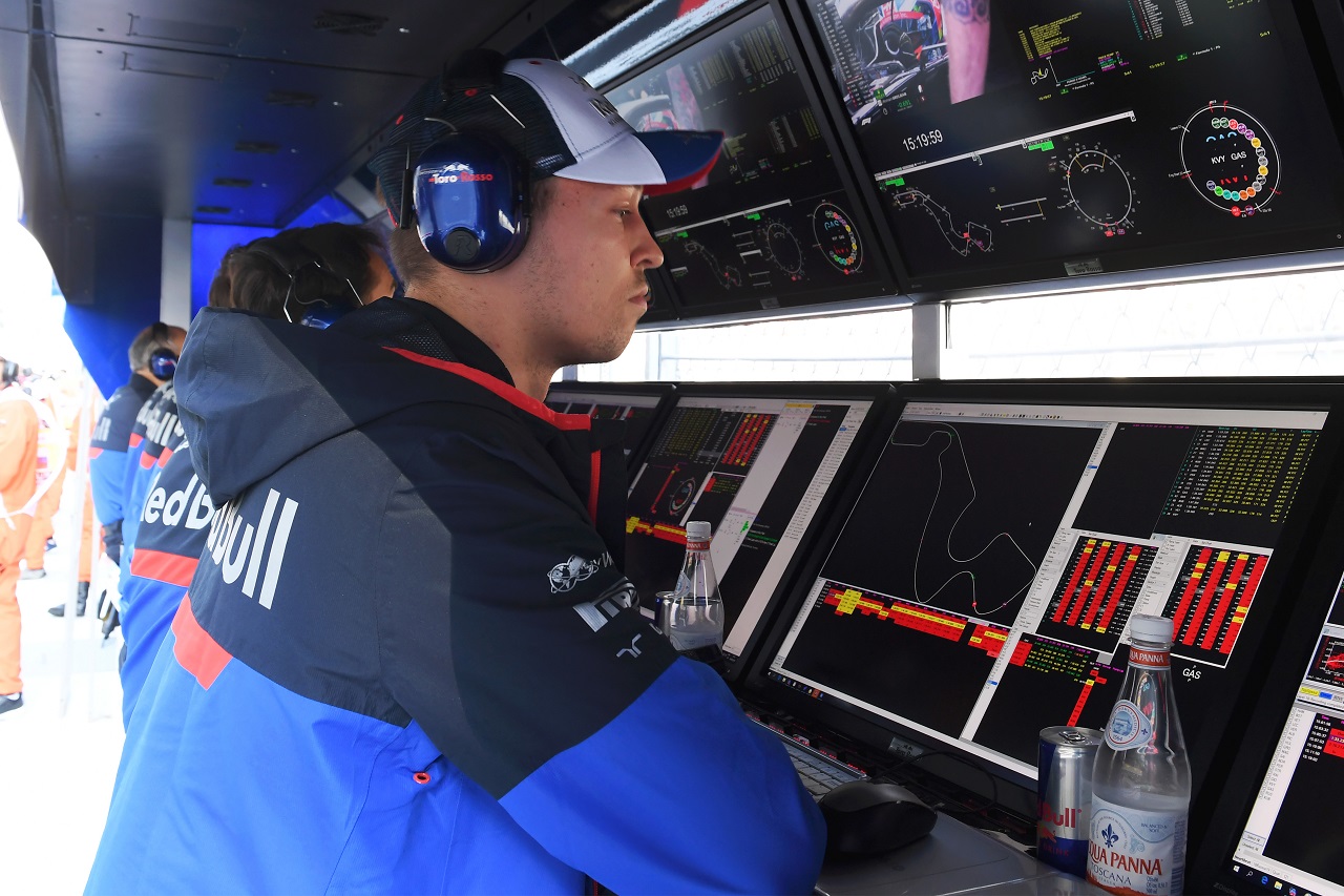 2019年F1第16戦ロシアGP土曜　ピットウォールで予選を過ごすダニール・クビアト（トロロッソ・ホンダ）