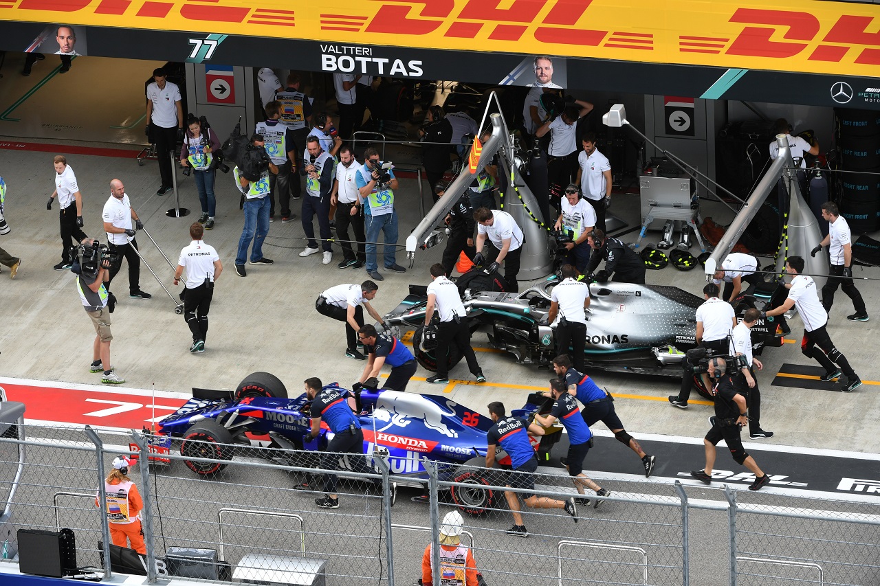 2019年F1第16戦ロシアGP土曜　トラブルでストップしたダニール・クビアト（トロロッソ・ホンダ）のマシンをガレージに戻るメカニックたち