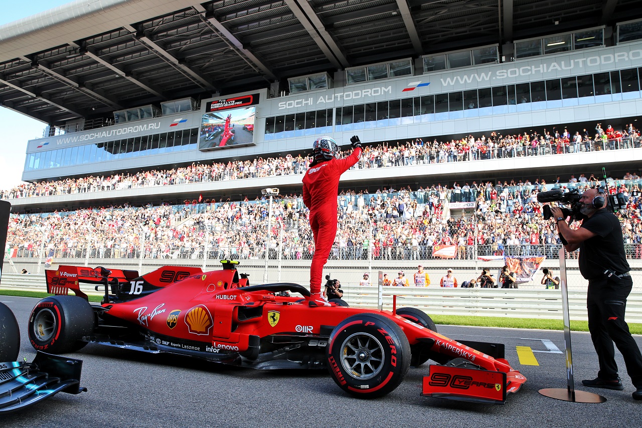 2019年F1第16戦ロシアGP　シャルル・ルクレール（フェラーリ）がポールポジションを獲得、ファンの声援に応える