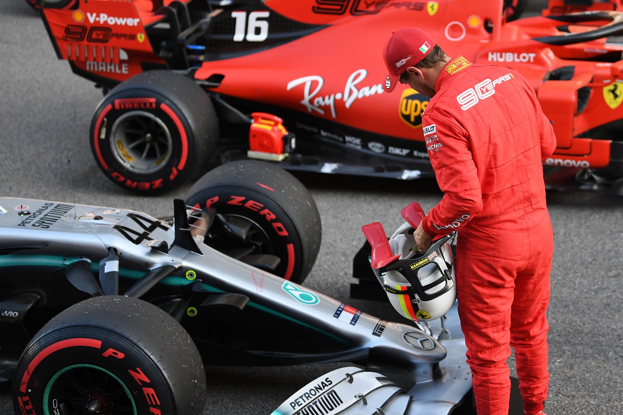 2019年F1第16戦ロシアGP　セバスチャン・ベッテル（フェラーリ）、予選後、メルセデスF1 W10を観察