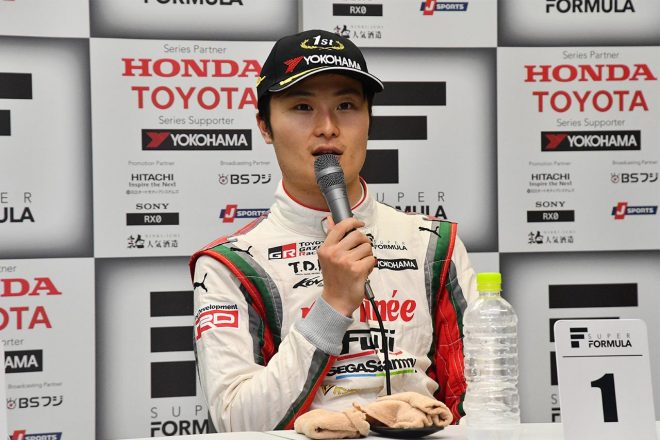 山下健太「勝ててホッとしている。結果が出なくても支えてくれたチームと監督に感謝」／スーパーフォーミュラ第6戦決勝トップ3会見