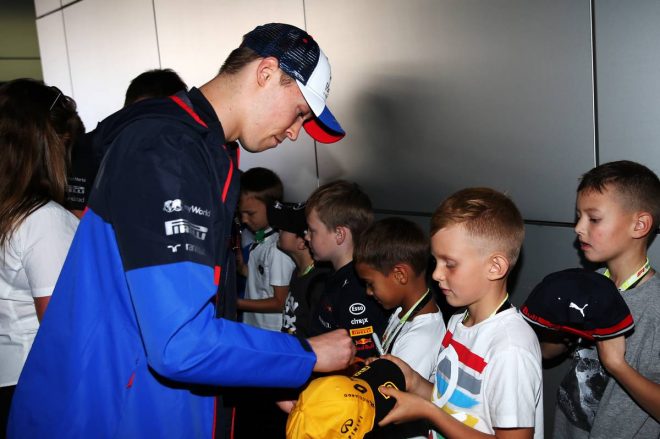 2019年F1第16戦ロシアGP　子供にサインするダニール・クビアト（トロロッソ・ホンダ）