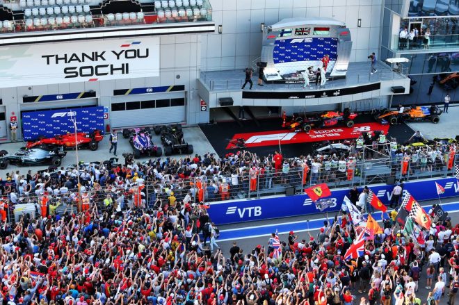 2019年F1第16戦ロシアGP表彰台　優勝：ルイス・ハミルトン、2位バルテリ・ボッタス、3位シャルル・ルクレール
