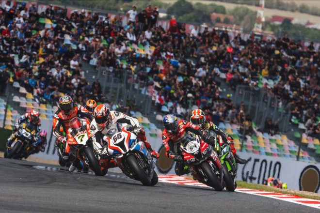 序盤から中盤にかけて、激しいトップ争いが繰り広げられた