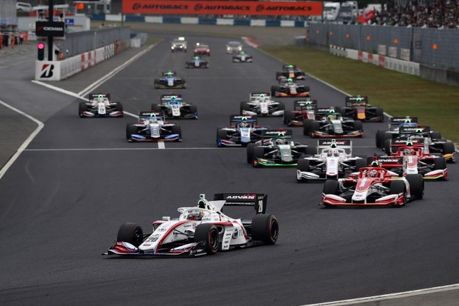 ソフトタイヤのポール平川亮（ITOCHU ENEX TEAM IMPUL 20号車）に対し、2番手山下健太（ORIENTALBIO KONDO SF19 3号車）はミディアムをチョイスしてスタート