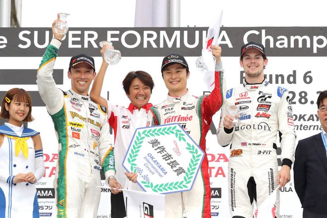 スーパーフォーミュラ初勝利を挙げた山下健太（ORIENTALBIO KONDO SF19 3号車：中央右）、2位の中嶋一貴（VANTELIN KOWA TOM'S SF19 36号車：左）