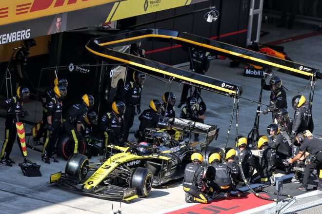 2019年F1第16戦ロシアGP決勝　1周目のパンクで緊急ピットインしたダニエル・リカルド