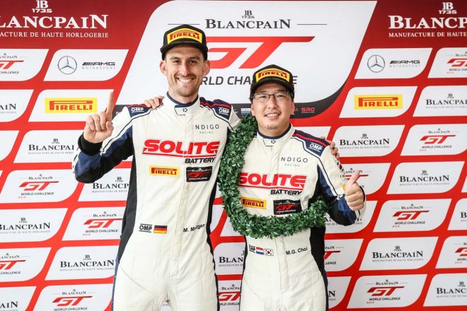 オーバーオールチャンピオンを獲得したルーロフ・ブラインス・チョイ（右）とチームメイトのマヌエル・メッツガー（左）