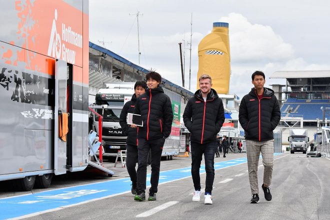 コースウォークするLEXUS TEAM KeePer TOM'Sの平川亮とニック・キャシディ、エンジニアたち