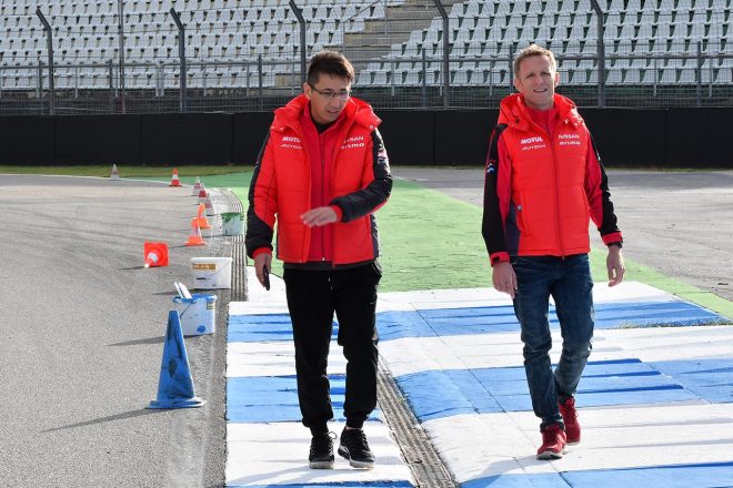 コースウォークするNISMOの松田次生とロニー・クインタレッリ