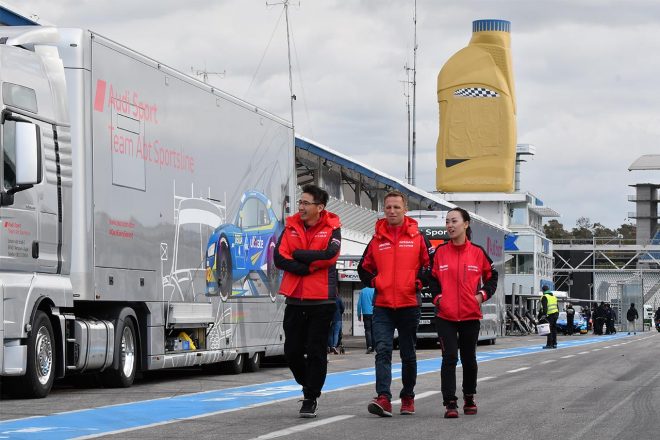 コースウォークするNISMOの松田次生とロニー・クインタレッリ