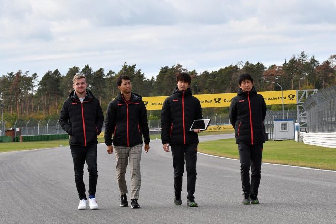 コースウォークするLEXUS TEAM KeePer TOM'Sの平川亮とニック・キャシディ、エンジニアたち