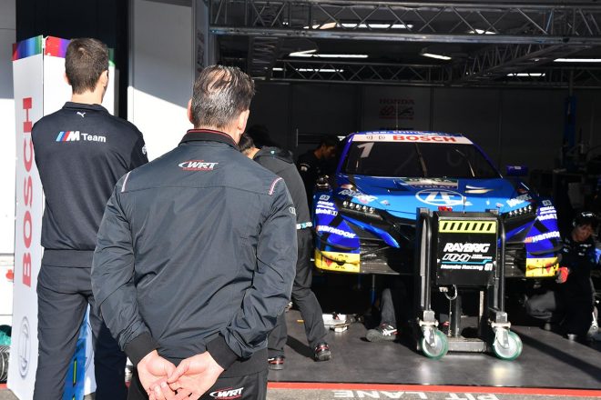 興味深そうGT500マシンを見つめるDTMスタッフの姿も。