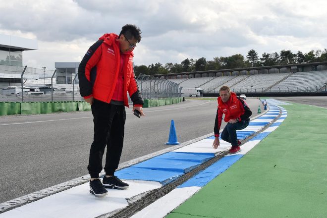 コースウォークするNISMOの松田次生とロニー・クインタレッリ