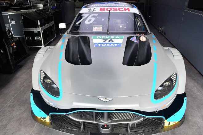 Rモータースポーツのアストンマーティン・バンテージDTMにも東レのロゴが貼られる。