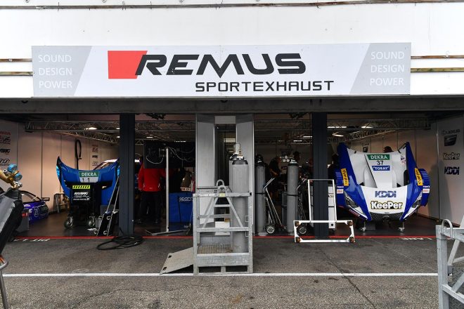 ホッケンハイムのピットに収まるNSX-GTとLC500