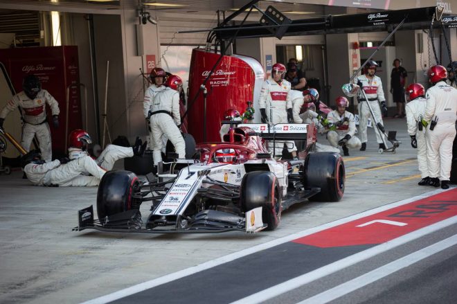 フロントジャッキが外れずに“大きなカブ状態”となってしまったライコさんとアルファロメオ