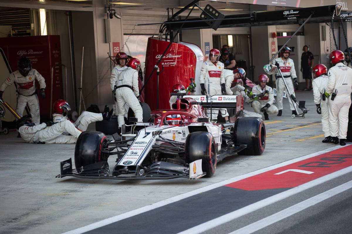 フロントジャッキが外れずに“大きなカブ状態”となってしまったライコさんとアルファロメオ