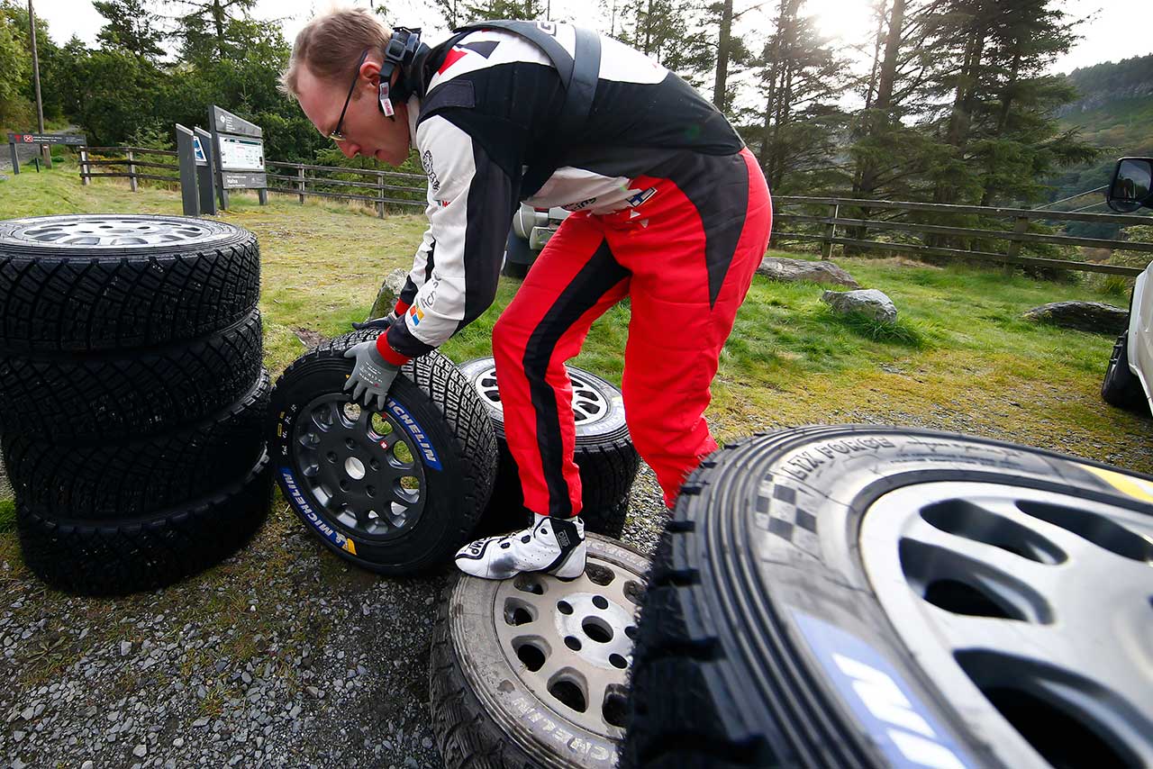 シェイクダウンステージでタイヤフィッティングする ヤリ-マティ・ラトバラ（トヨタ・ヤリスWRC）