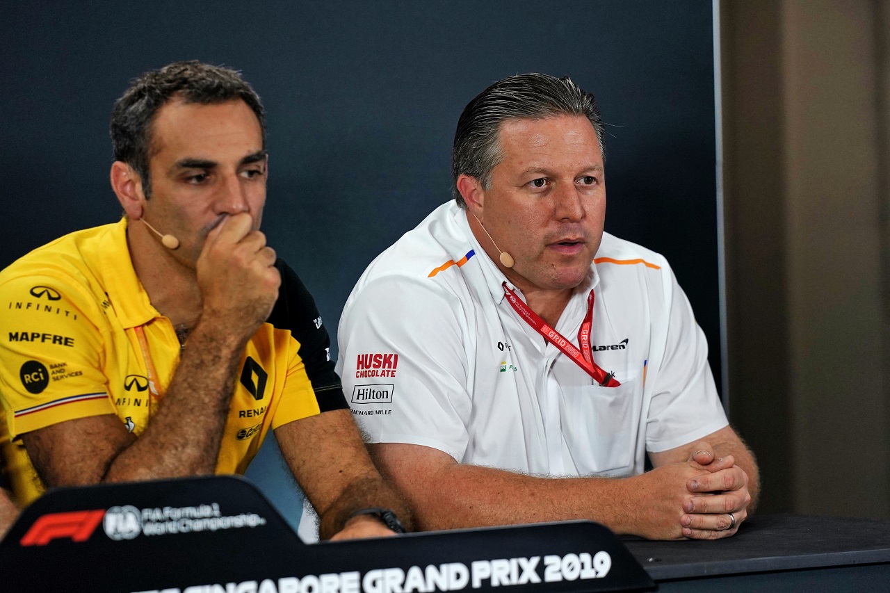 ルノーF1のマネージングディレクター、シリル・アビテブールと、マクラーレンのエグゼクティブディレクター、ザック・ブラウン
