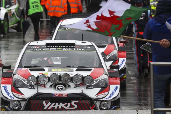 セレモニアルスタートを待つヤリ-マティ・ラトバラのトヨタ・ヤリスWRC