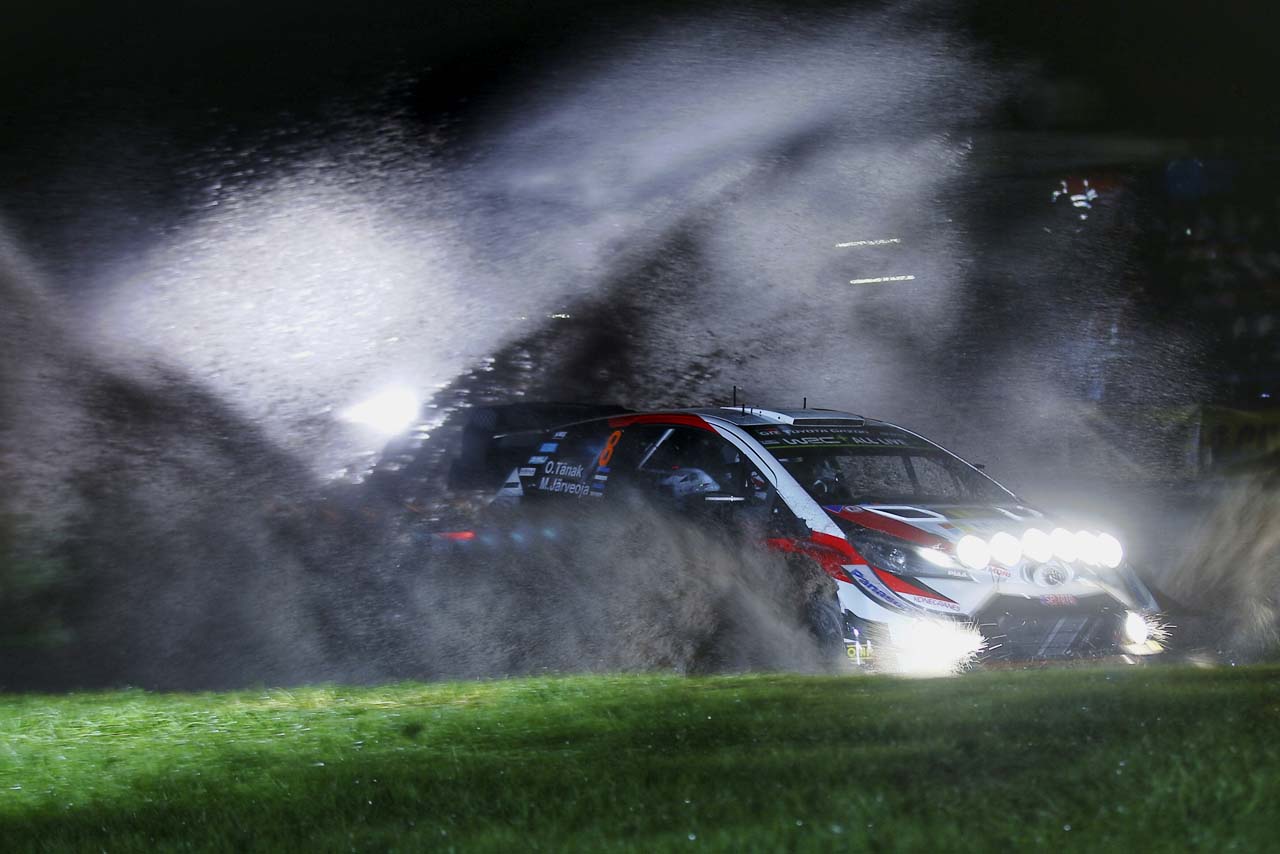 エンジンストールなどでタイムを失い、13番手となったオット・タナク（トヨタ・ヤリスWRC）