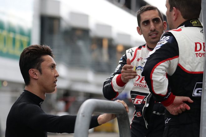 8号車トヨタTS050ハイブリッドをドライブする中嶋一貴とセバスチャン・ブエミ
