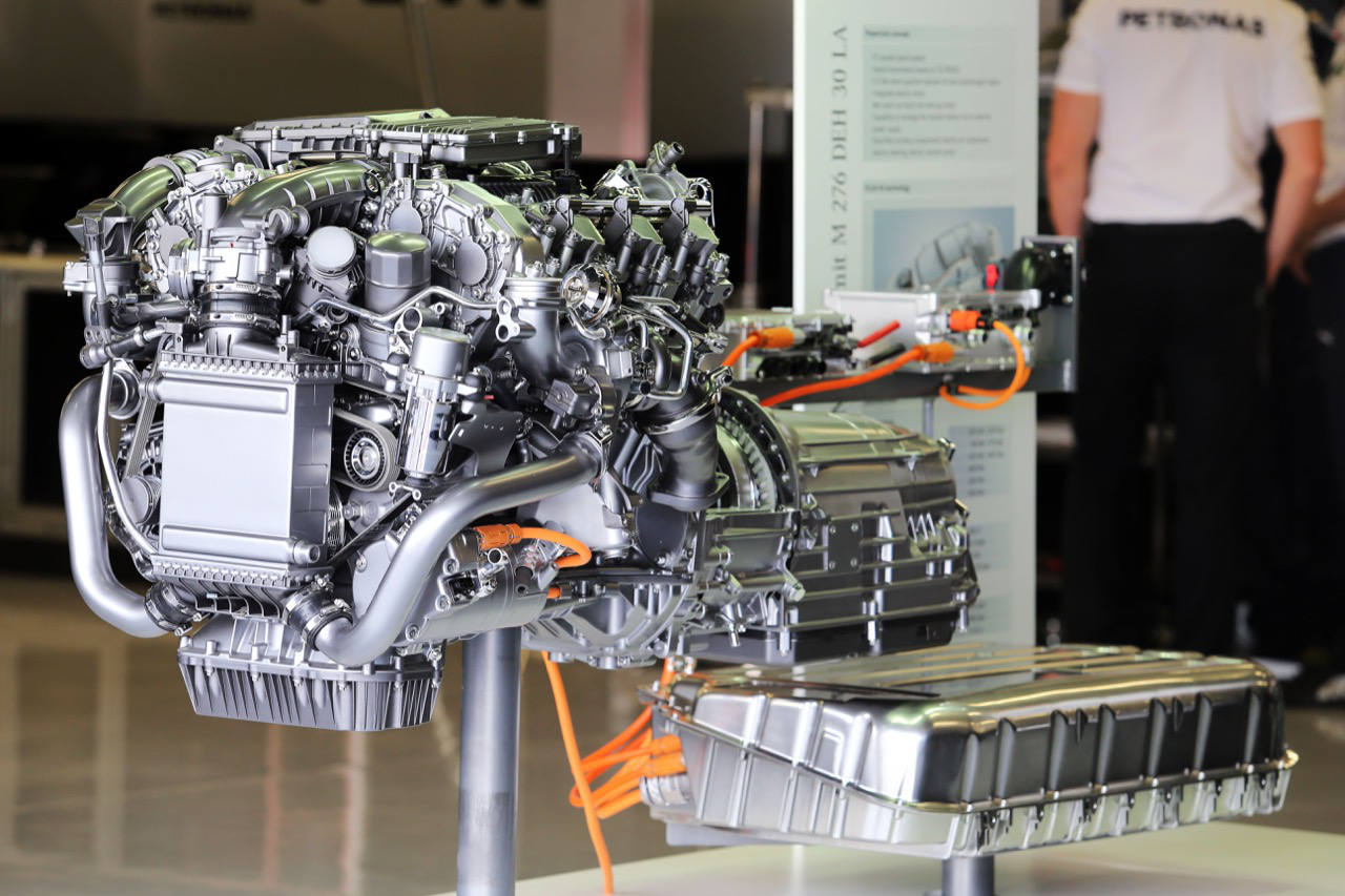 F1を含む多くのレースカテゴリーで内燃機関は使用されている