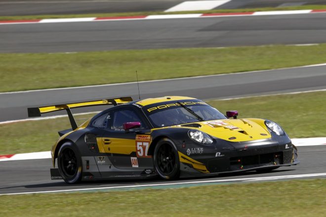 GTE Amクラスのポールポジションを獲得したチーム・プロジェクト1の57号車ポルシェ911 RSR