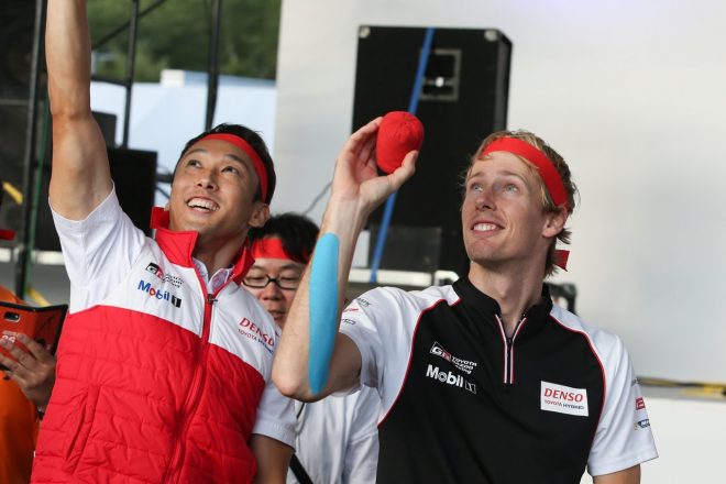 予選終了後、イベント広場での玉入れに参加した中嶋一貴とブレンドン・ハートレー