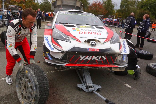 タイヤフィッティングゾーンでタイヤ交換するクリス・ミーク（左）