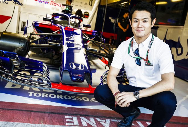 2018年F1アブダビGPでトロロッソのガレージを訪れた山本尚貴