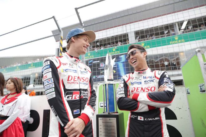 8号車のブレンドン・ハートレー（左）と中嶋一貴（右）