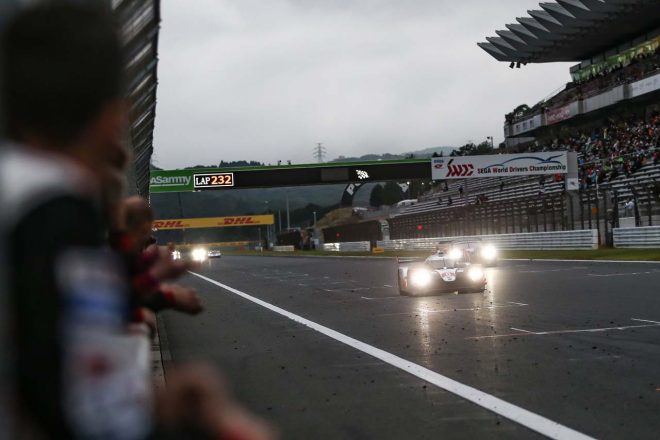 6時間レースのトップチェッカーを受ける8号車トヨタTS050ハイブリッド