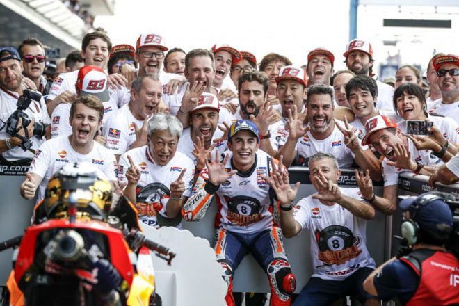 2019年MotoGP王者のマルケスとチームスタッフ