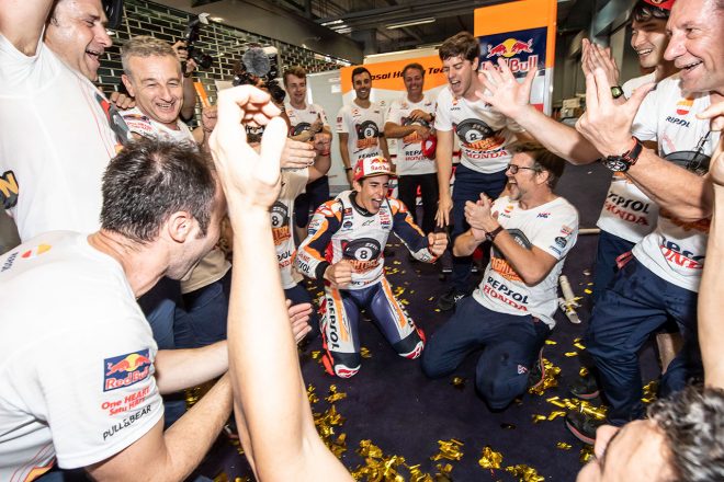 チームスタッフと喜ぶマルク・マルケス（レプソル・ホンダ・チーム）