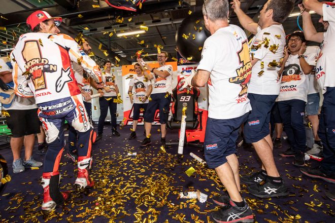 チームスタッフと喜ぶマルク・マルケス（レプソル・ホンダ・チーム）