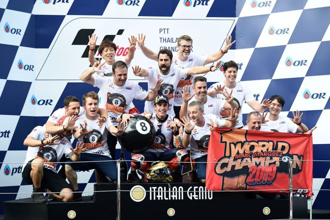 表彰台でチームスタッフと喜ぶマルク・マルケス（レプソル・ホンダ・チーム）