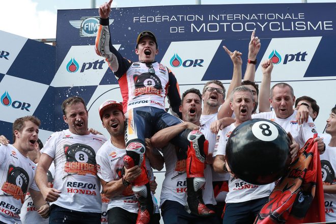 表彰台でチームスタッフと喜ぶマルク・マルケス（レプソル・ホンダ・チーム）