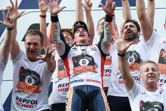 表彰台で喜ぶマルク・マルケス（レプソル・ホンダ・チーム）