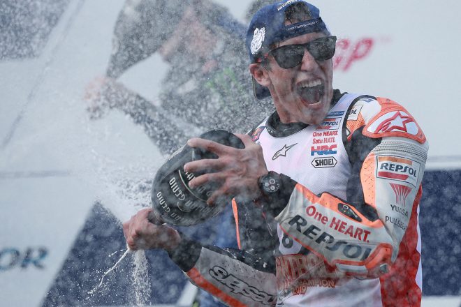 シャンパンファイトするマルク・マルケス