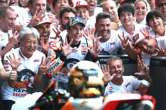 パルクフェルメでチームスタッフと喜ぶマルク・マルケス