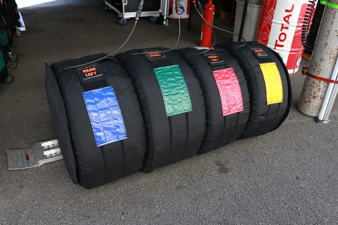 色で判別しやすいタイヤウォーマー