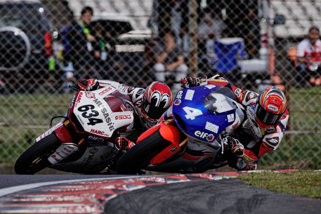 名越哲平のインに飛び込む作本輝介／全日本ロードレース選手権第7戦オートポリス