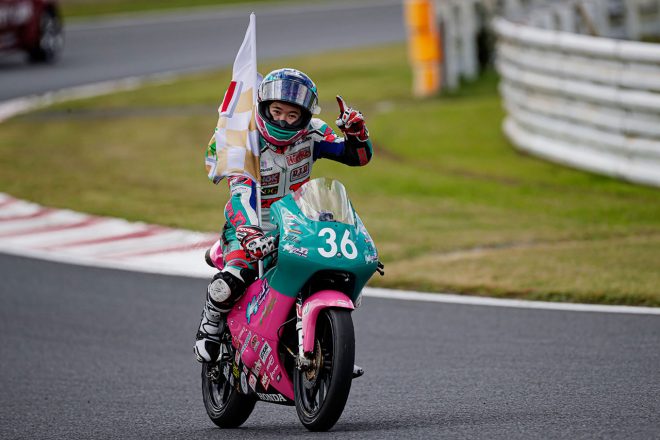 チャンピオンフラッグをもってウイニングランする長谷川聖（CLUBY’s）／全日本ロードレース選手権第7戦オートポリス